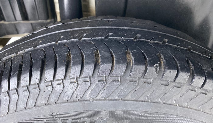 2017 Maruti Swift LXI (O), Petrol, Manual, 43,904 km, Right Rear Tyre Tread