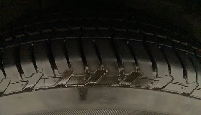 2017 Mahindra XUV500 W6 AT, Diesel, Automatic, 63,143 km, Right Front Tyre Tread
