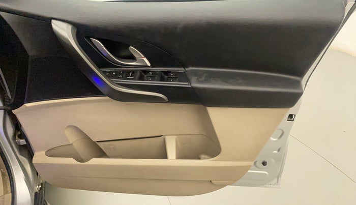 2017 Mahindra XUV500 W6 AT, Diesel, Automatic, 63,143 km, Driver Side Door Panels Control
