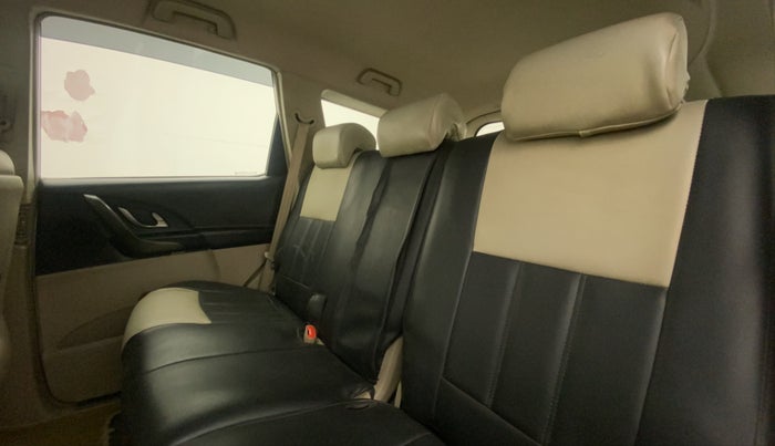 2017 Mahindra XUV500 W6 AT, Diesel, Automatic, 63,143 km, Right Side Rear Door Cabin