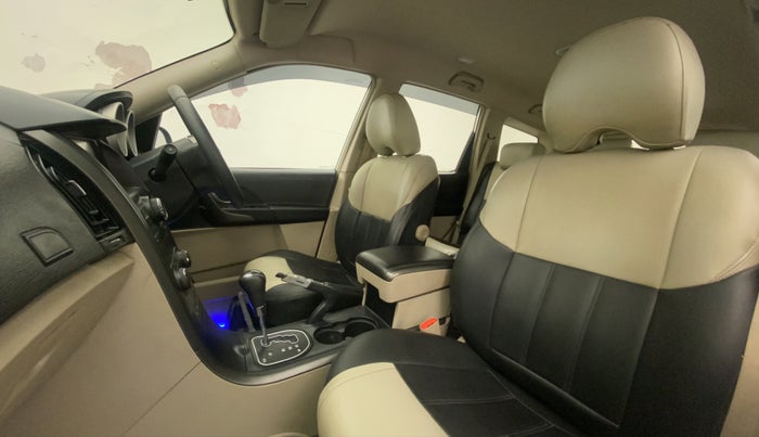 2017 Mahindra XUV500 W6 AT, Diesel, Automatic, 63,143 km, Right Side Front Door Cabin