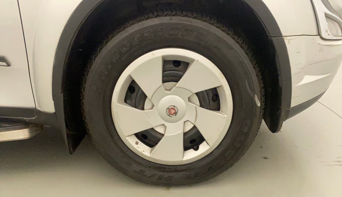 2017 Mahindra XUV500 W6 AT, Diesel, Automatic, 63,143 km, Right Front Wheel