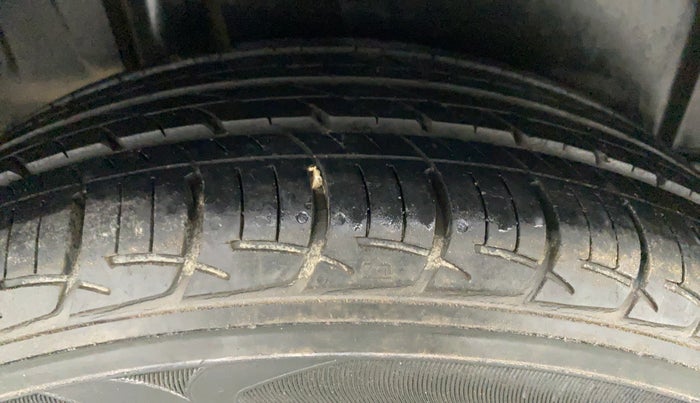 2014 Maruti Ertiga VXI, Petrol, Manual, 19,638 km, Right Rear Tyre Tread