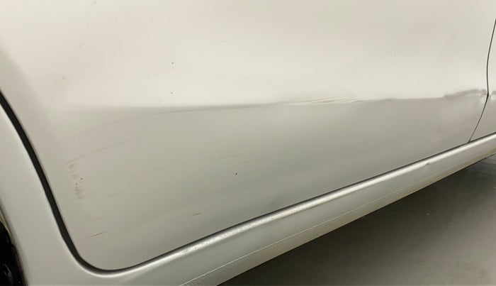 2014 Maruti Ertiga VXI, Petrol, Manual, 19,638 km, Right rear door - Minor scratches