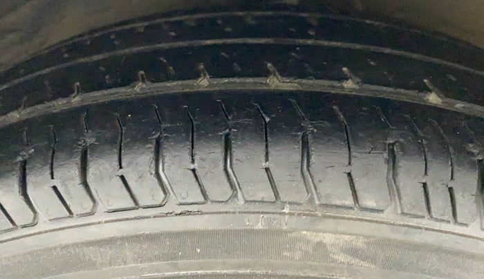 2011 Hyundai i10 MAGNA 1.2, Petrol, Manual, 84,367 km, Right Front Tyre Tread
