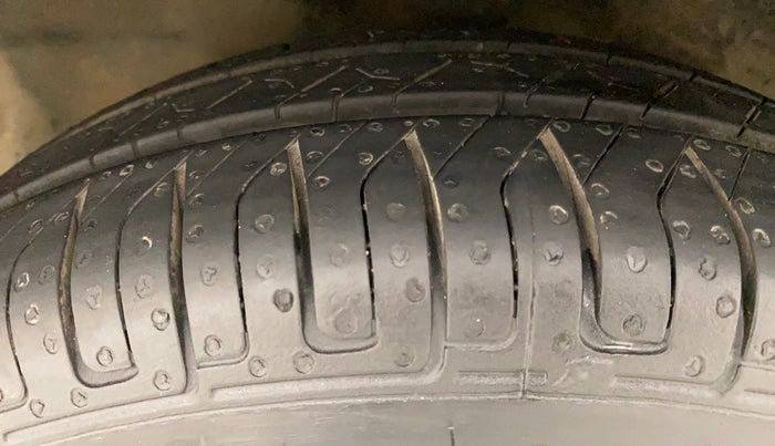 2011 Hyundai Santro Xing GL PLUS, Petrol, Manual, 1,00,954 km, Left Front Tyre Tread