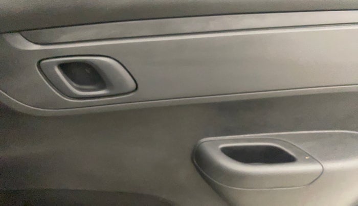 2022 Renault Kwid RXT 1.0 AMT, Petrol, Automatic, 35,929 km, Driver Side Door Panels Control