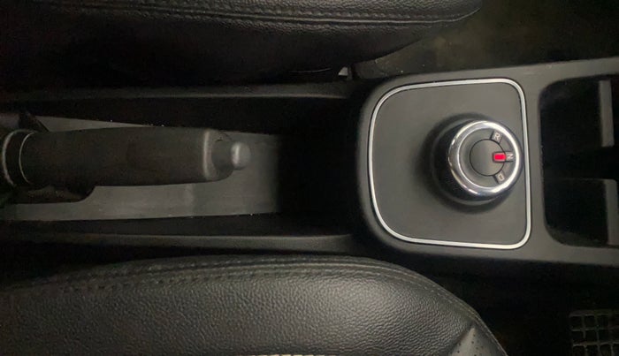 2022 Renault Kwid RXT 1.0 AMT, Petrol, Automatic, 35,929 km, Gear Lever