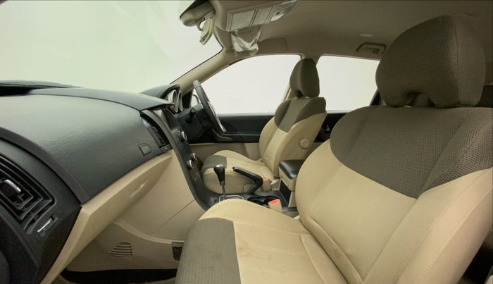 2016 Mahindra XUV500 W6 AT, Diesel, Automatic, 18,569 km, Right Side Front Door Cabin