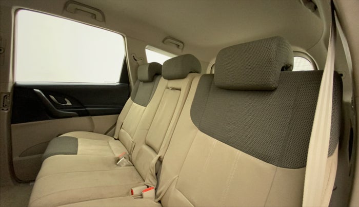 2016 Mahindra XUV500 W6 AT, Diesel, Automatic, 18,569 km, Right Side Rear Door Cabin