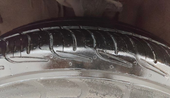 2012 Hyundai i10 ASTA 1.2 AT SUNROOF, CNG, Automatic, 1,17,801 km, Left Front Tyre Tread