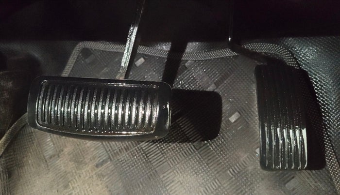 2012 Hyundai i10 ASTA 1.2 AT SUNROOF, CNG, Automatic, 1,17,801 km, Pedals