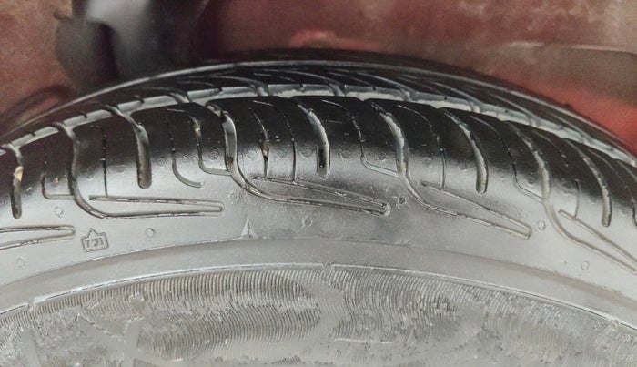 2012 Hyundai i10 ASTA 1.2 AT SUNROOF, CNG, Automatic, 1,17,801 km, Left Rear Tyre Tread