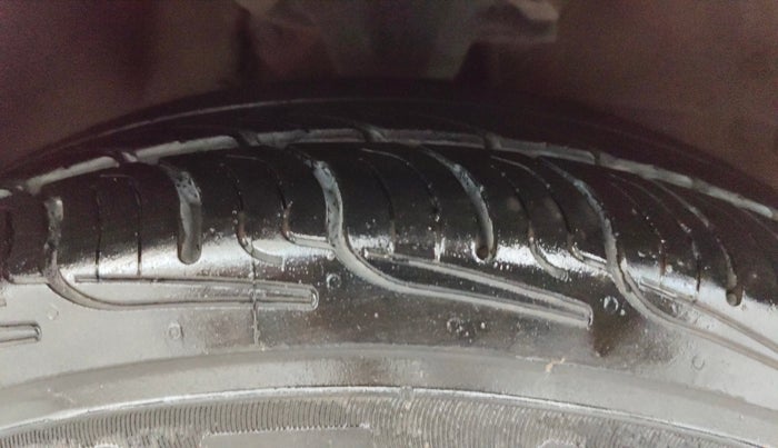 2012 Hyundai i10 ASTA 1.2 AT SUNROOF, CNG, Automatic, 1,17,801 km, Right Front Tyre Tread