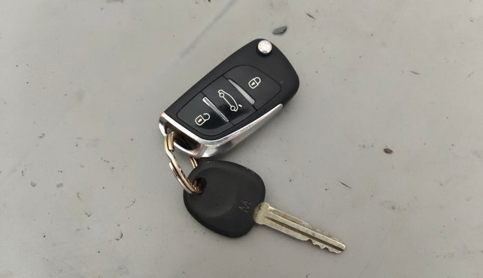 2012 Hyundai i10 ASTA 1.2 AT SUNROOF, CNG, Automatic, 1,17,801 km, Key Close Up