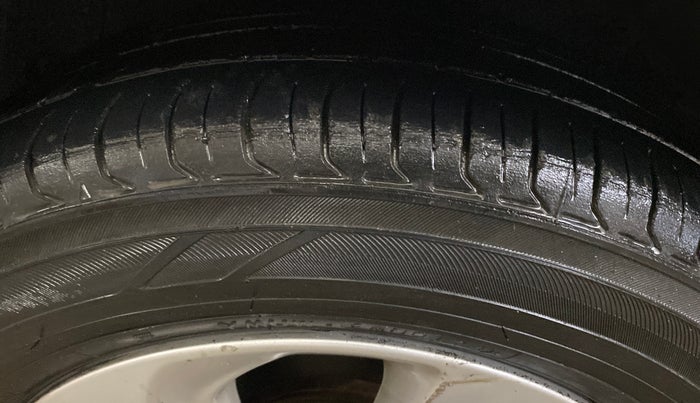 2017 Hyundai Xcent SX 1.2, CNG, Manual, 73,466 km, Left Front Tyre Tread