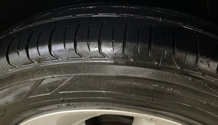 2017 Hyundai Xcent SX 1.2, CNG, Manual, 73,466 km, Right Front Tyre Tread