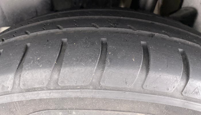 2020 Maruti Swift LXI D, Petrol, Manual, 12,463 km, Left Rear Tyre Tread