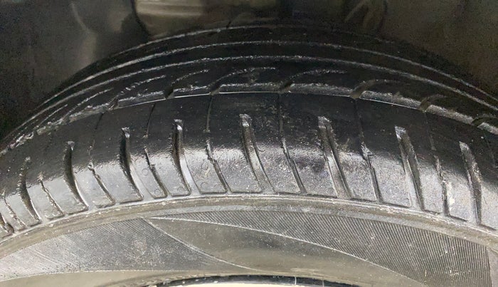 2018 Hyundai Elite i20 MAGNA EXECUTIVE 1.2, CNG, Manual, 80,172 km, Left Front Tyre Tread