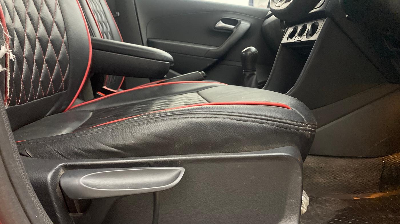 2017 Volkswagen Polo COMFORTLINE 1.2L, Petrol, Manual, 98,958 km, Driver Side Adjustment Panel
