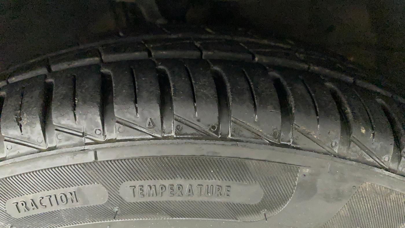 2011 Hyundai i10 MAGNA 1.2, Petrol, Manual, 31,584 km, Left Front Tyre Tread