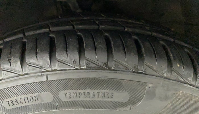 2011 Hyundai i10 MAGNA 1.2, Petrol, Manual, 31,584 km, Right Front Tyre Tread
