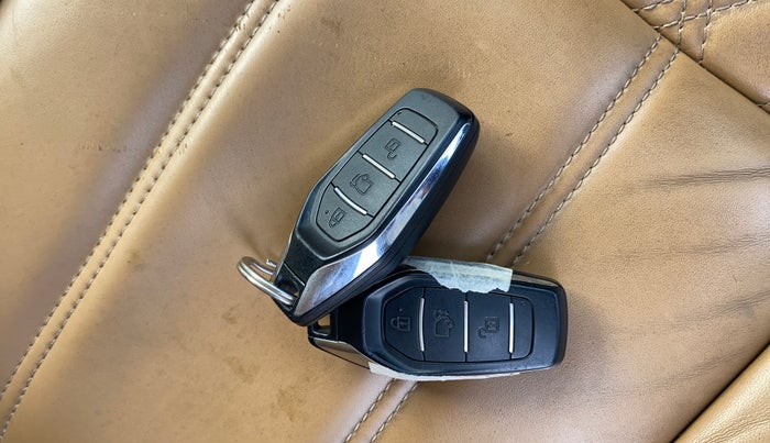 2019 Mahindra XUV500 W11 (O) AWD, Diesel, Manual, 63,104 km, Key Close Up