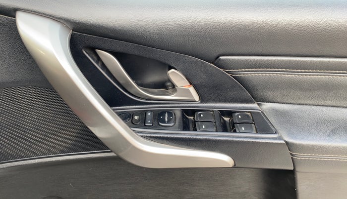 2019 Mahindra XUV500 W11 (O) AWD, Diesel, Manual, 63,104 km, Driver Side Door Panels Control