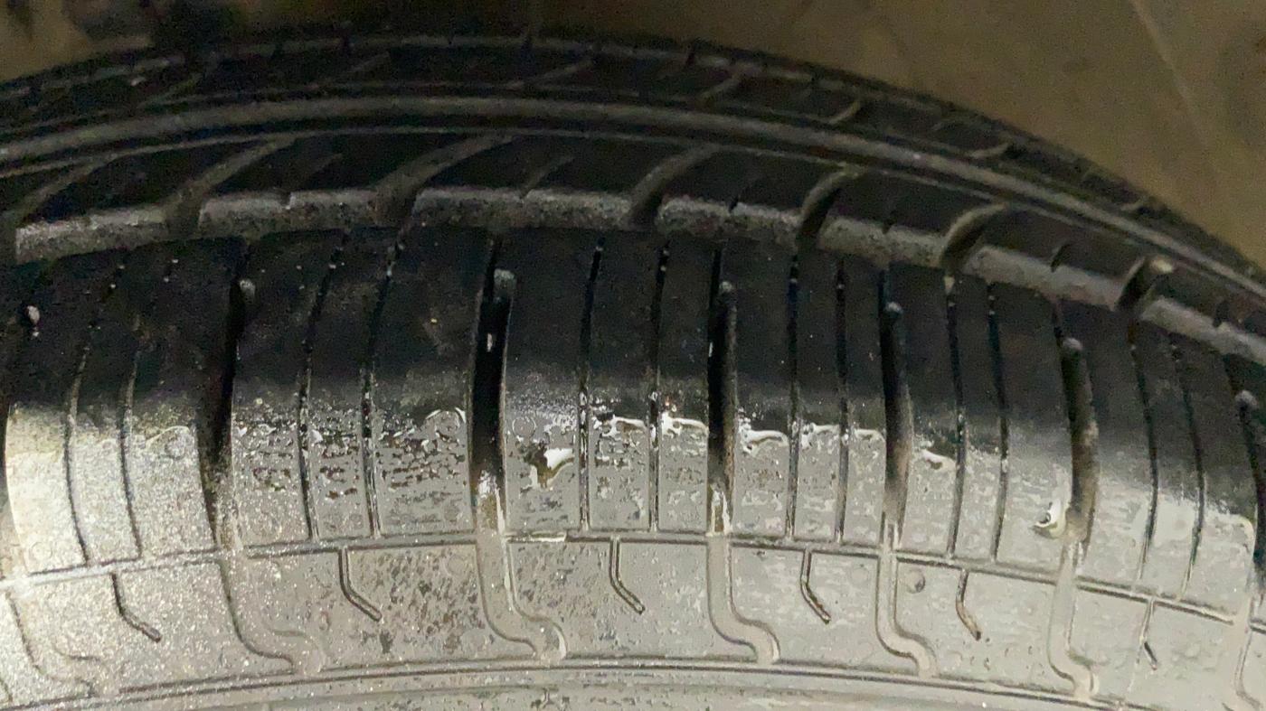2018 Maruti Swift VXI, Petrol, Manual, 80,505 km, Left Front Tyre Tread