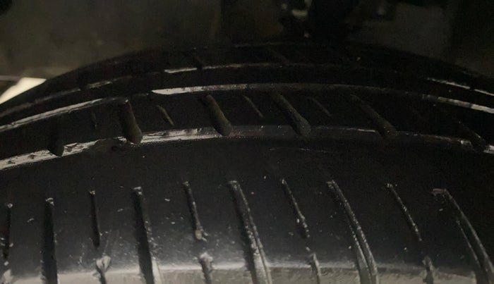 2014 Hyundai i10 SPORTZ 1.1, Petrol, Manual, 28,564 km, Left Front Tyre Tread