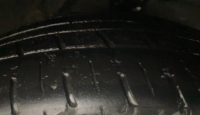 2014 Hyundai i10 SPORTZ 1.1, Petrol, Manual, 28,564 km, Right Front Tyre Tread