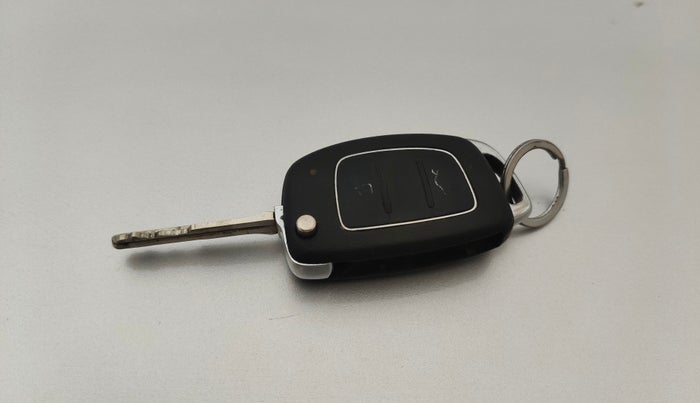 2014 Hyundai Xcent S (O) 1.2, Petrol, Manual, 1,03,307 km, Key Close Up