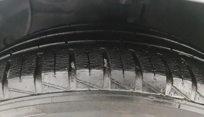 2014 Hyundai Xcent S (O) 1.2, Petrol, Manual, 1,03,307 km, Left Front Tyre Tread