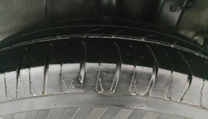 2014 Hyundai Xcent S (O) 1.2, Petrol, Manual, 1,03,307 km, Left Rear Tyre Tread