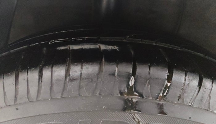 2014 Hyundai Xcent S (O) 1.2, Petrol, Manual, 1,03,307 km, Right Rear Tyre Tread