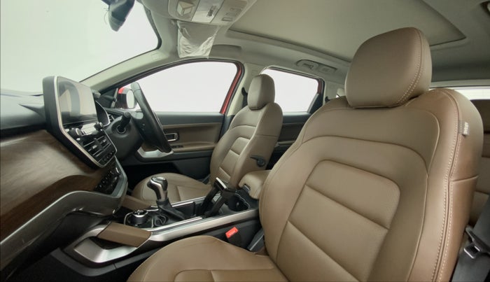 2020 Tata Harrier XZA PLUS 2.0L, Diesel, Automatic, 74,344 km, Right Side Front Door Cabin