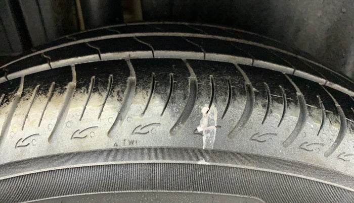 2011 Maruti Swift ZXI, Petrol, Manual, 93,223 km, Right Rear Tyre Tread
