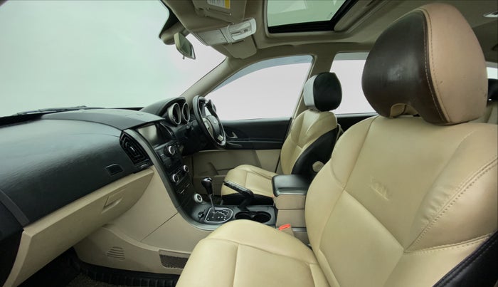 2018 Mahindra XUV500 W9 AT, Diesel, Automatic, 61,562 km, Right Side Front Door Cabin