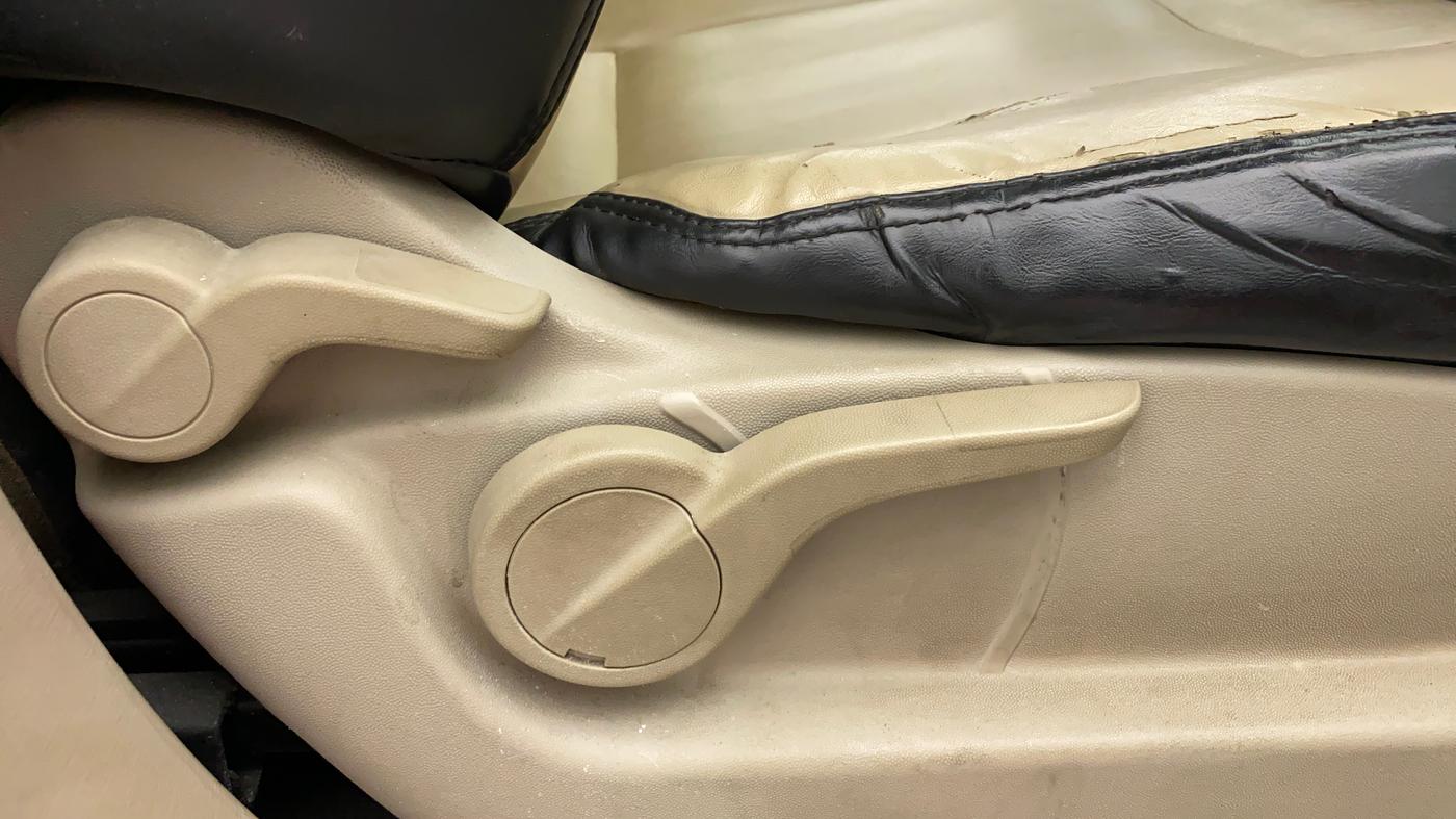 2018 Mahindra XUV500 W9 AT, Diesel, Automatic, 61,562 km, Driver Side Adjustment Panel