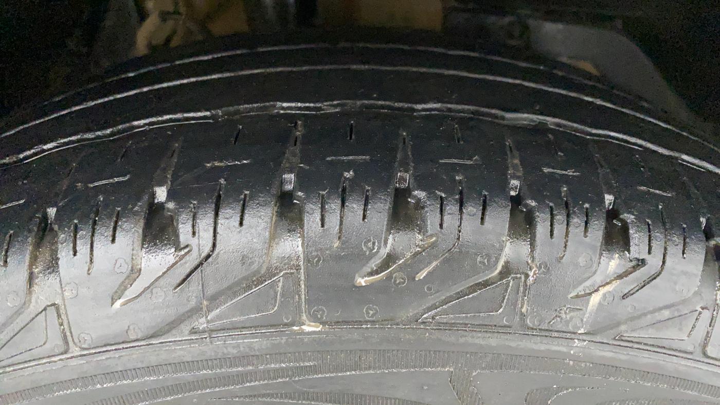 2018 Mahindra XUV500 W9 AT, Diesel, Automatic, 61,562 km, Right Front Tyre Tread