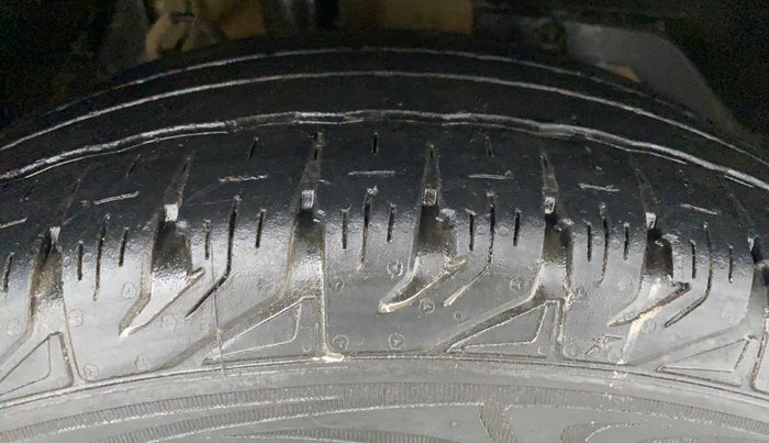 2018 Mahindra XUV500 W9 AT, Diesel, Automatic, 61,562 km, Right Front Tyre Tread