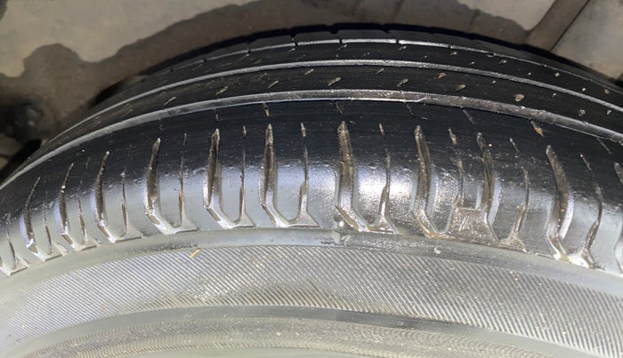 2017 Maruti Dzire VXI AMT, CNG, Automatic, 94,208 km, Left Rear Tyre Tread