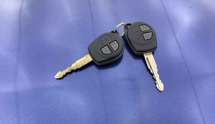 2017 Maruti Dzire VXI AMT, CNG, Automatic, 94,208 km, Key Close Up