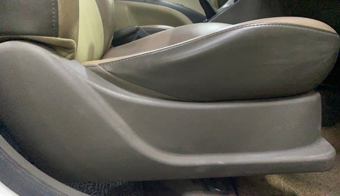 2016 Hyundai i10 SPORTZ 1.1, Petrol, Manual, 89,087 km, Driver Side Adjustment Panel