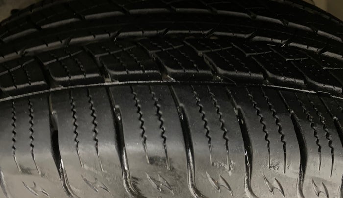 2014 Mahindra XUV500 W4, Diesel, Manual, 1,12,565 km, Left Front Tyre Tread