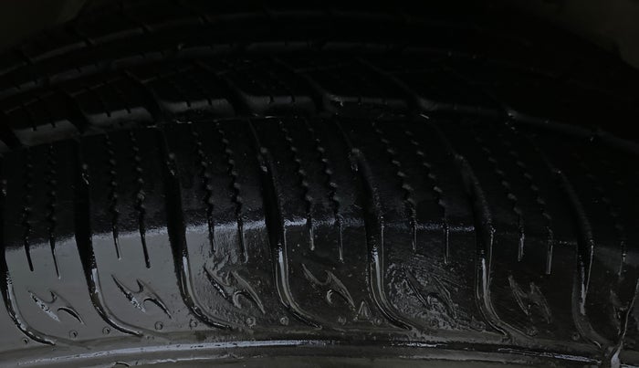 2014 Mahindra XUV500 W4, Diesel, Manual, 1,12,565 km, Right Front Tyre Tread