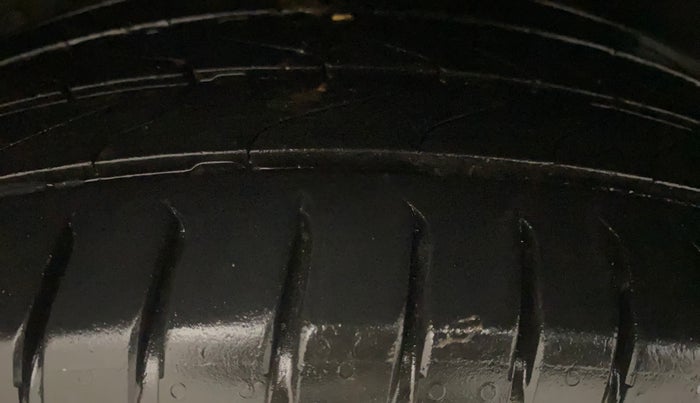 2016 Maruti Ertiga ZXI, Petrol, Manual, 1,07,774 km, Right Rear Tyre Tread