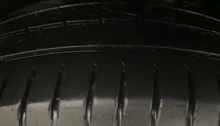 2016 Maruti Ertiga ZXI, Petrol, Manual, 1,07,774 km, Left Rear Tyre Tread