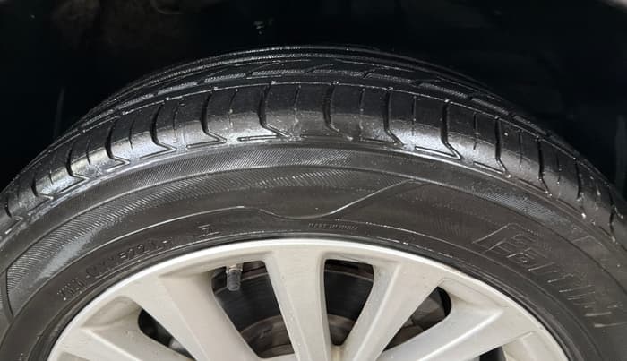 2017 Toyota Camry HYBRID, Hybrid, Automatic, 68,059 km, Right Front Tyre Tread