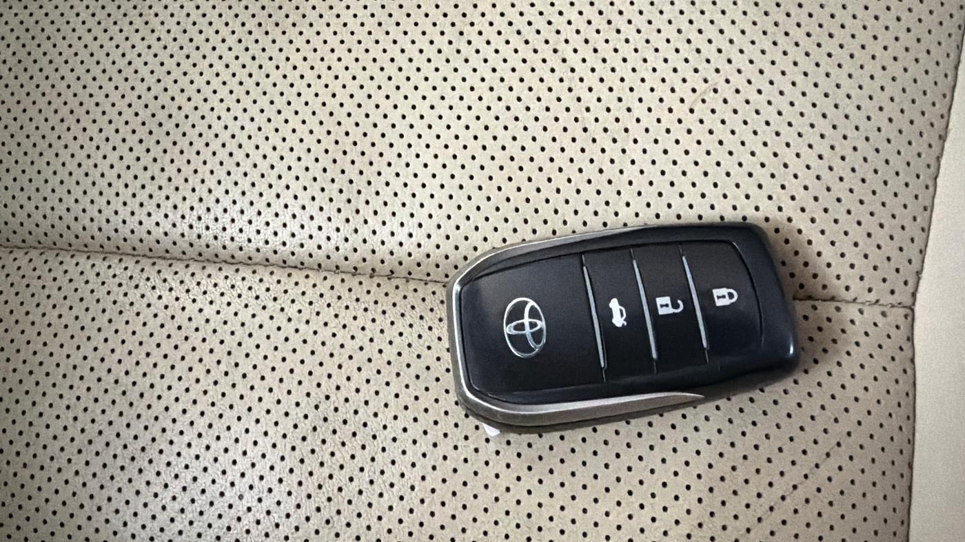 2017 Toyota Camry HYBRID, Hybrid, Automatic, 68,157 km, Key Close Up